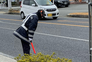 神戸市北区のガソリンスタンドイベントで歩行者保全と安全誘導をする警備員3(2025.02.28)